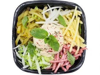 Салат из копченой колбасы с картофелем и перцем