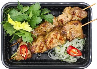 Шашлык из свинины с луком и шашлычным соусом